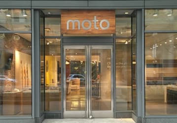 Motorola открывает фирменный бутик в Чикаго, где вам позволят бросить на пол смартфон Droid Turbo 2