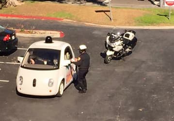 Полиция остановила самоуправляемый автомобиль Google за то, что он двигался слишком медленно