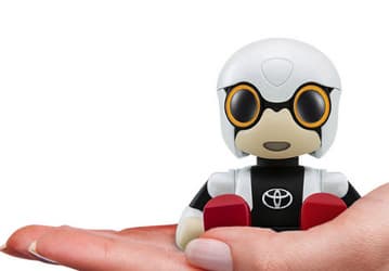 Миниатюрный робот-помощник Toyota Kirobo Mini умещается в подстаканнике автомобиля