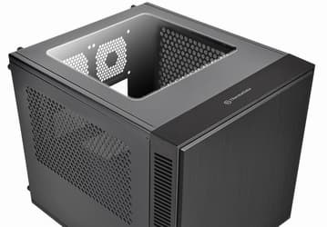 В компьютерном корпусе Thermaltake Suppressor F1, рассчитанном на плату типоразмера mini-ITX, установлен 200-миллиметровый вентилятор