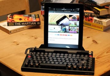 Qwerkywriter — механическая Bluetooth-клавиатура для планшетов iPad, выполненная в виде классической печатной машинки