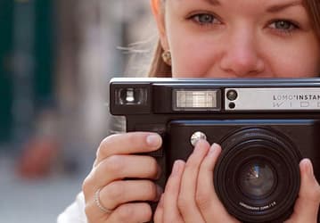 Моментальная фотокамера Lomo’Instant Wide рассчитана на картриджи Fujifilm Instax Wide Film