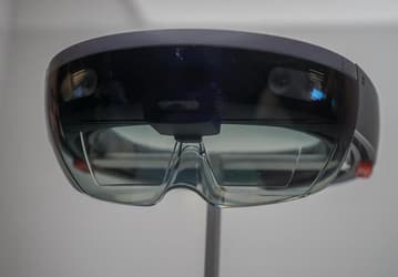 Asus может взяться за выпуск более доступного аналога шлема Microsoft HoloLens
