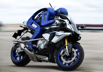 Робот Yamaha Motobot бросил вызов Валентино Росси