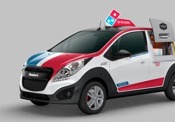 Автомобиль для доставки пиццы Domino's DXP оборудован печью