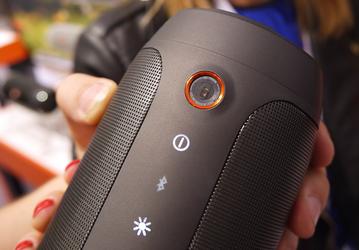 Портативная колонка JBL Pulse 2 умеет подстраиваться под цвет окружения