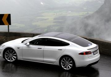 В течение пары лет запас хода Tesla Model S превысит 1000 км, а беспилотные Tesla будут готовы через три года