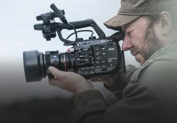 Легкая и компактная профессиональная камера Sony PXW-FS5 формата Super35 позволяет снимать видео 4К
