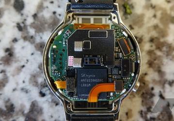 Разборка часов Huawei Watch позволила обнаружить внутри устройства неиспользуемый элемент