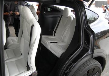 Tesla отзывает кроссоверы Model X из-за неисправности третьего ряда сидений