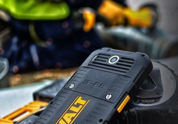 Защищённый смартфон Dewalt MD501 располагает ёмким аккумулятором и поддерживает беспроводную зарядку