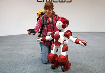 Hitachi EMIEW3 — первый человекоподобный робот, изначально создававшийся для работы в магазинах и общественных местах