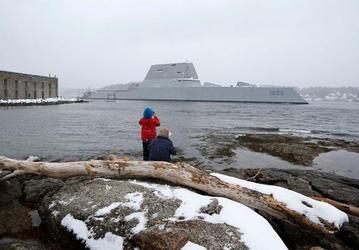 Создателям «невидимого» корабля Zumwalt для ВМС США придется специально сделать его видимым для безопасного судоходства