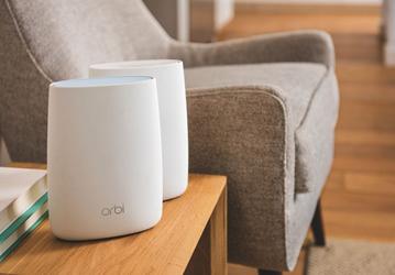 Маршрутизатор Netgear Orbi поставляется вместе с повторителем и выделяется дизайном