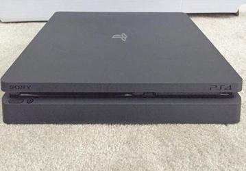 Компактная версия игровой консоли Sony PS4 попала в объектив камеры