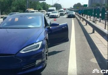 В Китае произошло ДТП с участием автопилота Tesla, который не заметил припаркованный автомобиль