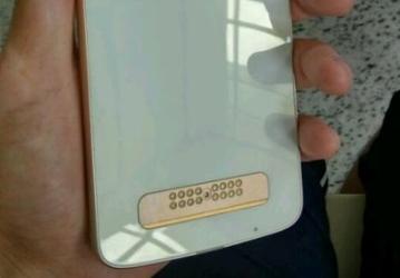 Фотогалерея дня: смартфон Moto Z Play в белом корпусе