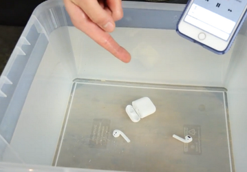 Наушники Apple AirPods способны пережить кратковременное погружение в воду