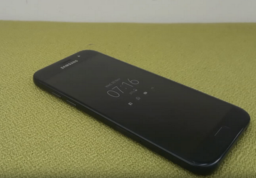 Смартфон Samsung Galaxy A5 засветился на видео. Аппарат будет поддерживать функцию Always On Display