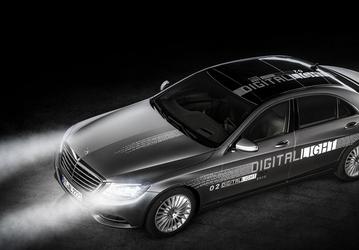 Mercedes-Benz показала адаптивную оптику Digital Light, способную рисовать на дороге различные знаки