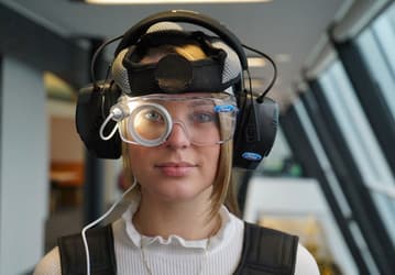 Костюм, созданный специалистами Ford, позволяет ощутить похмельный синдром