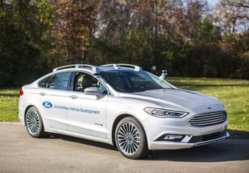 Самоуправляемый гибрид Ford Fusion внешне мало отличается от обычных автомобилей