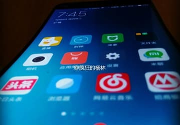 Опубликована фотография нового смартфона Xiaomi с дисплеем, изогнутым на манер LG G Flex