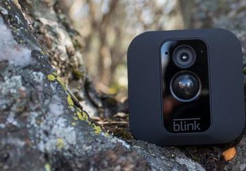 Защищенная беспроводная камера наружного наблюдения Blink XT работает от двух аккумуляторов АА до двух лет