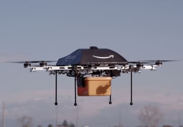 Магазин Amazon выполнил первую доставку заказа с помощью дрона