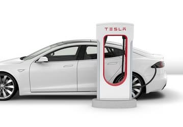 Tesla начала бороться с владельцами электромобилей, которые занимают места на зарядных станциях Supercharger