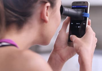 Устройство EyeQue позволяет проверить зрение с помощью смартфона