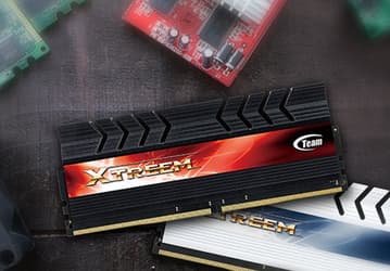 Модули памяти Team Group Xtreem DDR4-4000 объемом 4 ГБ работают с задержками CL18-22-22-40