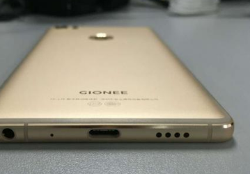 Фото смартфона Gionee Elife S8 позволяют узнать о наличии металлического корпуса и дактилоскопа