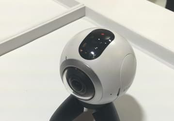 Камера Samsung Gear 360 предназначена для съемки фото и видео с углом поля зрения 360°