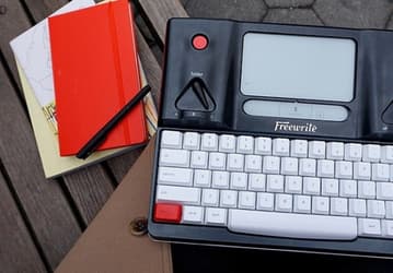 Freewrite Smart Typewriter — необычная печатная машинка с экраном E Ink и механической клавиатурой