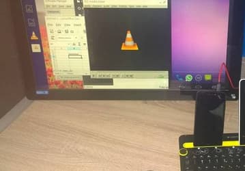 На выставке MWC 2016 Intel показала прототип смартфона с ОС Android, который при подключении к монитору переходил на Debian Linux