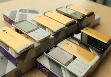 Покрытый золотом мобильный телефон Nokia 230 предлагается за $125