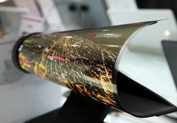 LG привезла на CES 2016 18-дюймовую панель OLED, сворачиваемую в трубочку, а также 55-дюймовую двухстороннюю панель