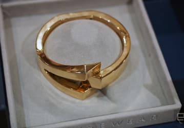 Браслет Wisewear Socialite служит не только украшением, но и позволяет подать сигнал тревоги
