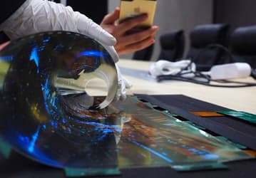 LG показала на CES 2016 гибкую панель OLED, которую можно свернуть в трубочку
