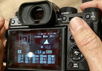 Фото дня: камера Fujifilm X-T2 с батарейной рукояткой