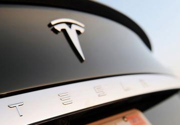 Владелец автомобиля Tesla Model S погиб, положившись на автопилот машины