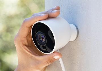 Камера наблюдения Nest Cam Outdoor рассчитана на наружную установку