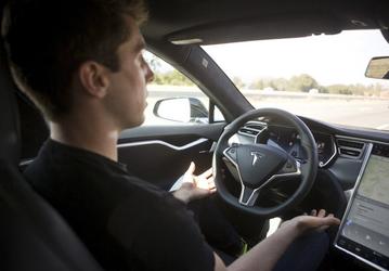 Смертельное ДТП с участием электромобиля Tesla не должно мешать разработке самоуправляемых электромобилей, полагает регулятор