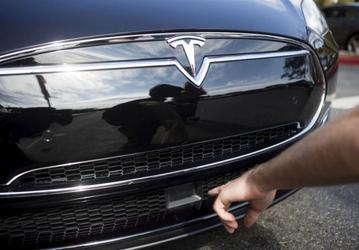 У Tesla есть два объяснения аварии с участием автопилота