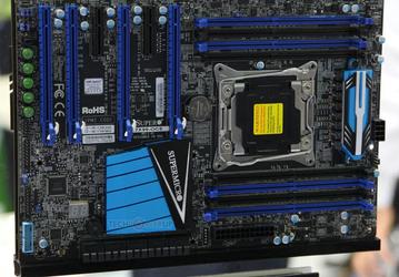 Для оформления системной платы Supermicro C7X99-OCE выбрано сочетание черного и синего цветов