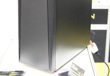 Пространство компьютерного корпуса Reeven Rheia разделено на две зоны