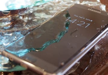 Смартфоны Samsung Galaxy S7 и S7 еdge отказываются заряжаться, если в разъеме micro-USB обнаружена влага