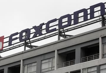Стоимость сделки между Foxconn и Sharp может снизиться на 900 млн долларов. Если Sharp не перекупит компания Samsung