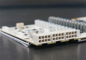 Видеокарта Galax GTX 980 Ti HOF GOC располагает тремя разъёмами дополнительного питания 